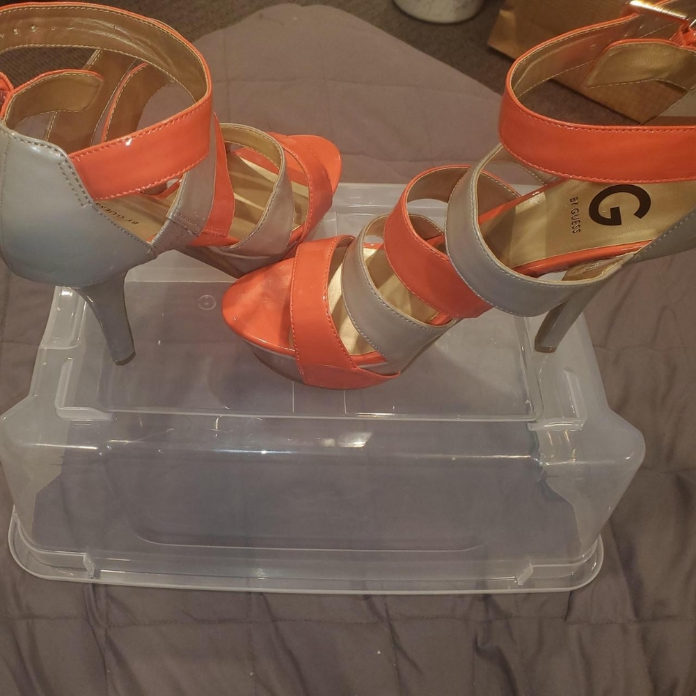 USED!! Orange and tan Guess heels size 9